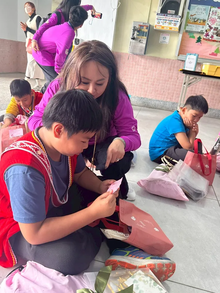 副總經理陳姵君與公司團隊每年都會提早準備「聖誕鞋盒」，裡面會有最適合孩子的文學與體育用品。翻攝畫面