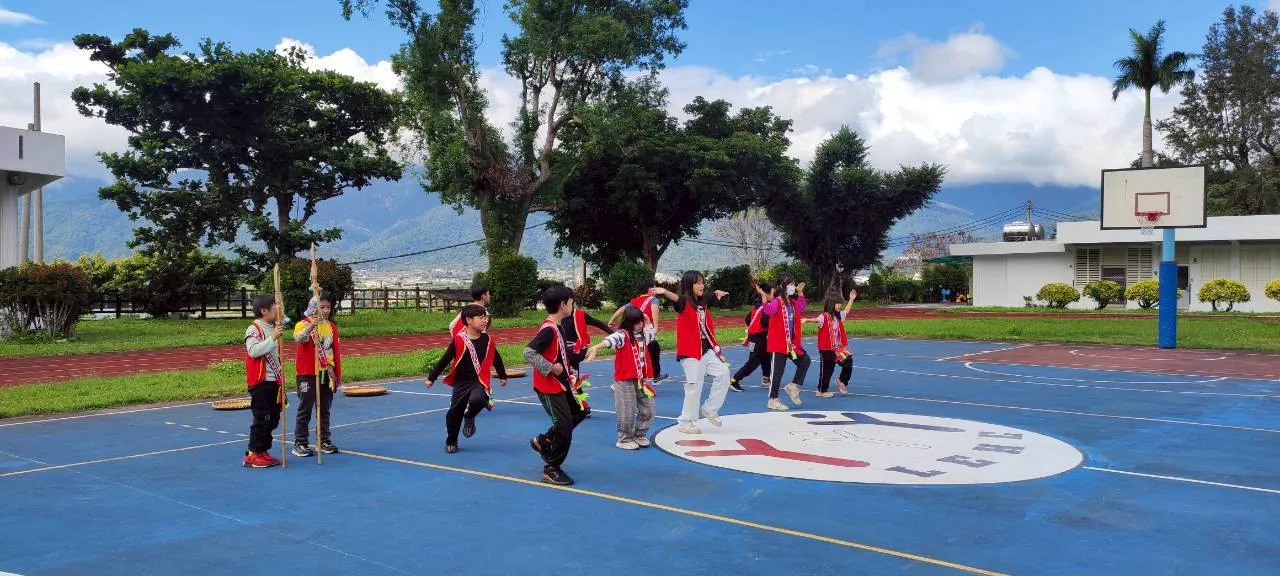 樂合國小學生們以阿美族傳統歌舞迎接遠道而來的貴賓。翻攝畫面