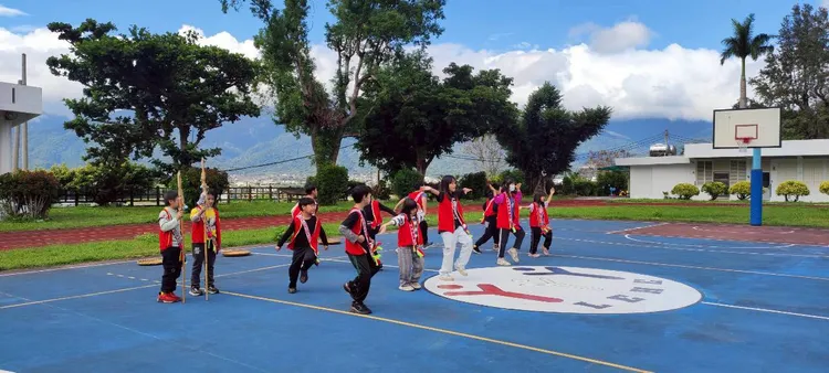 樂合國小學生們以阿美族傳統歌舞迎接遠道而來的貴賓。翻攝畫面