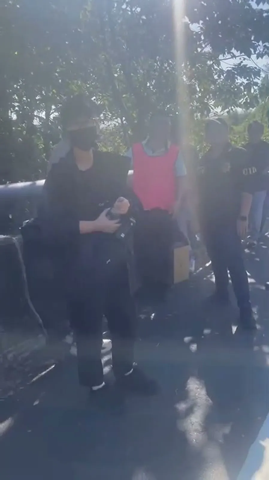 警方8日带蔡嫌(红背心)去彰化找尸体，但一度难以寻找。民众提供