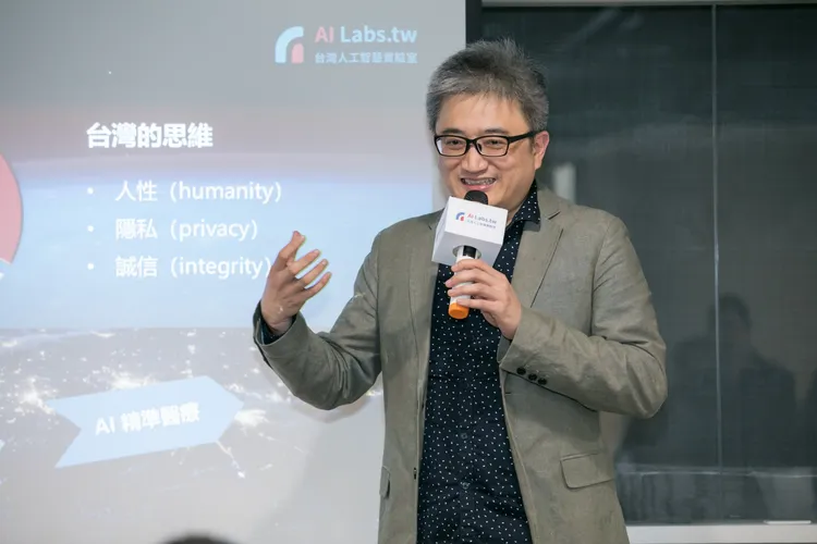 Thread个人档案加上所在地点，杜奕瑾教辨识「中国网军帐号」。翻摄杜奕瑾脸书