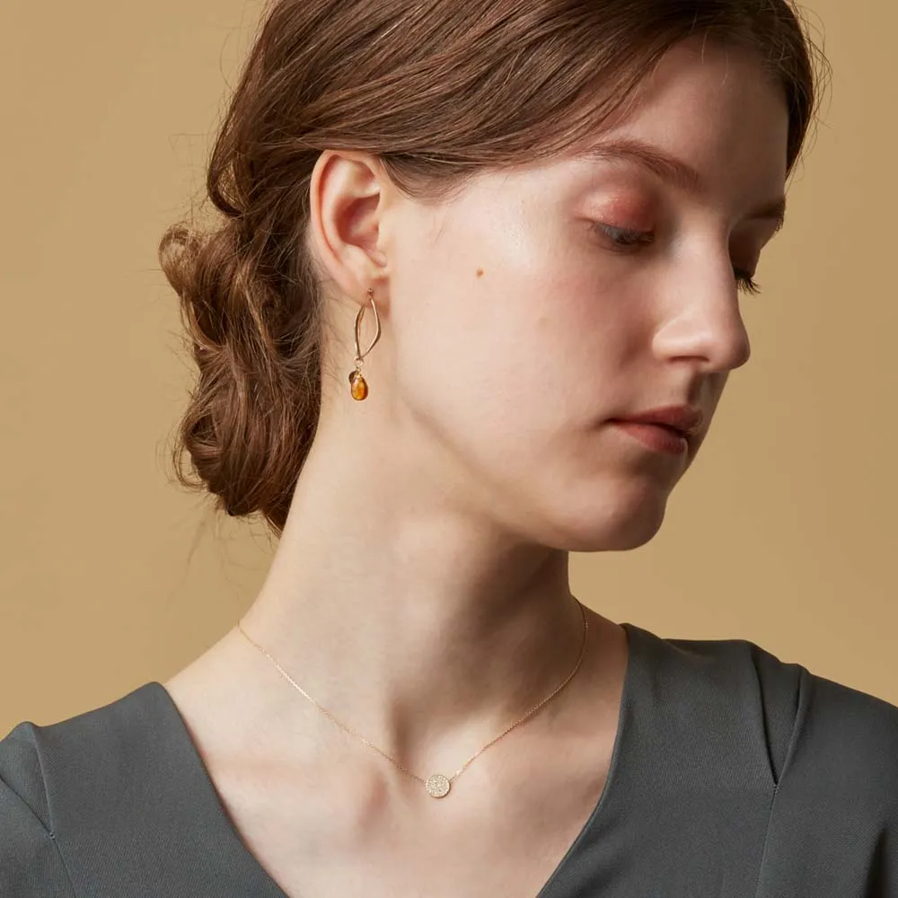 18K微密镶圆盘项链采用精致「微密镶」，多颗钻石在圆盘中绽放层层堆叠的璀璨光芒。品牌提供