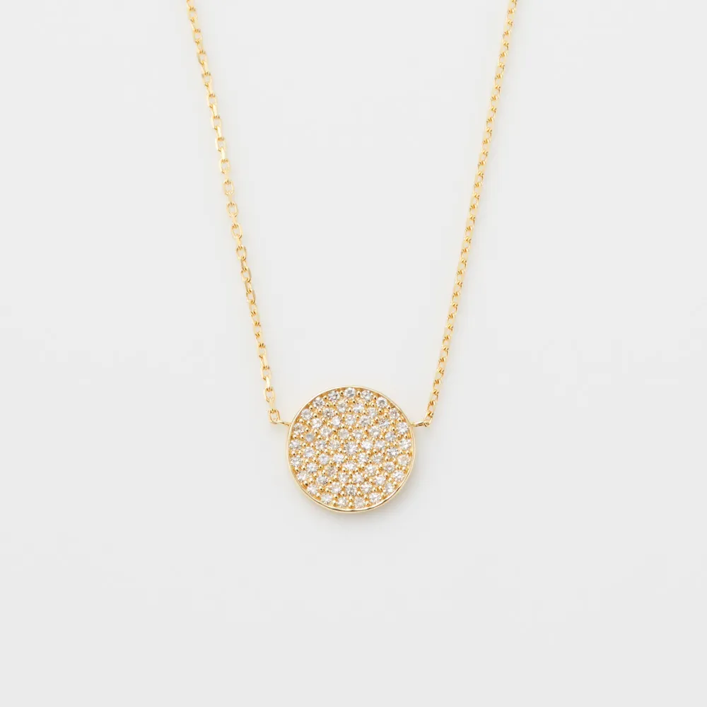 agete 18K微密镶圆盘项链，3万7500元。品牌提供