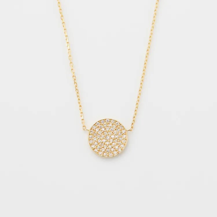 agete 18K微密鑲圓盤項鍊，3萬7500元。品牌提供