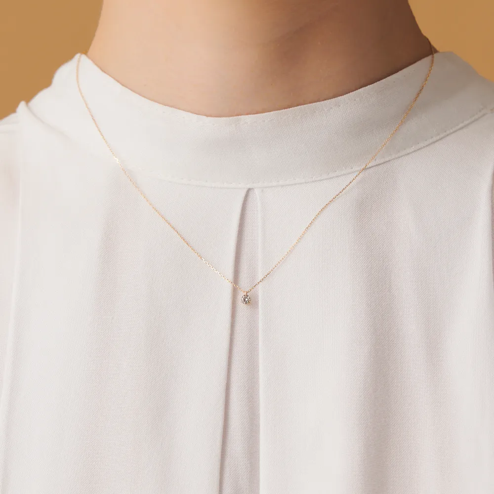 本次圣诞系列中，多款钻石项链成为焦点。品牌提供