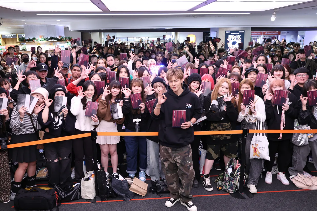 罗志祥与大批粉丝合照。彭欣伟摄