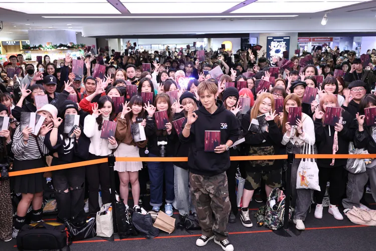 羅志祥與大批粉絲合照。彭欣偉攝