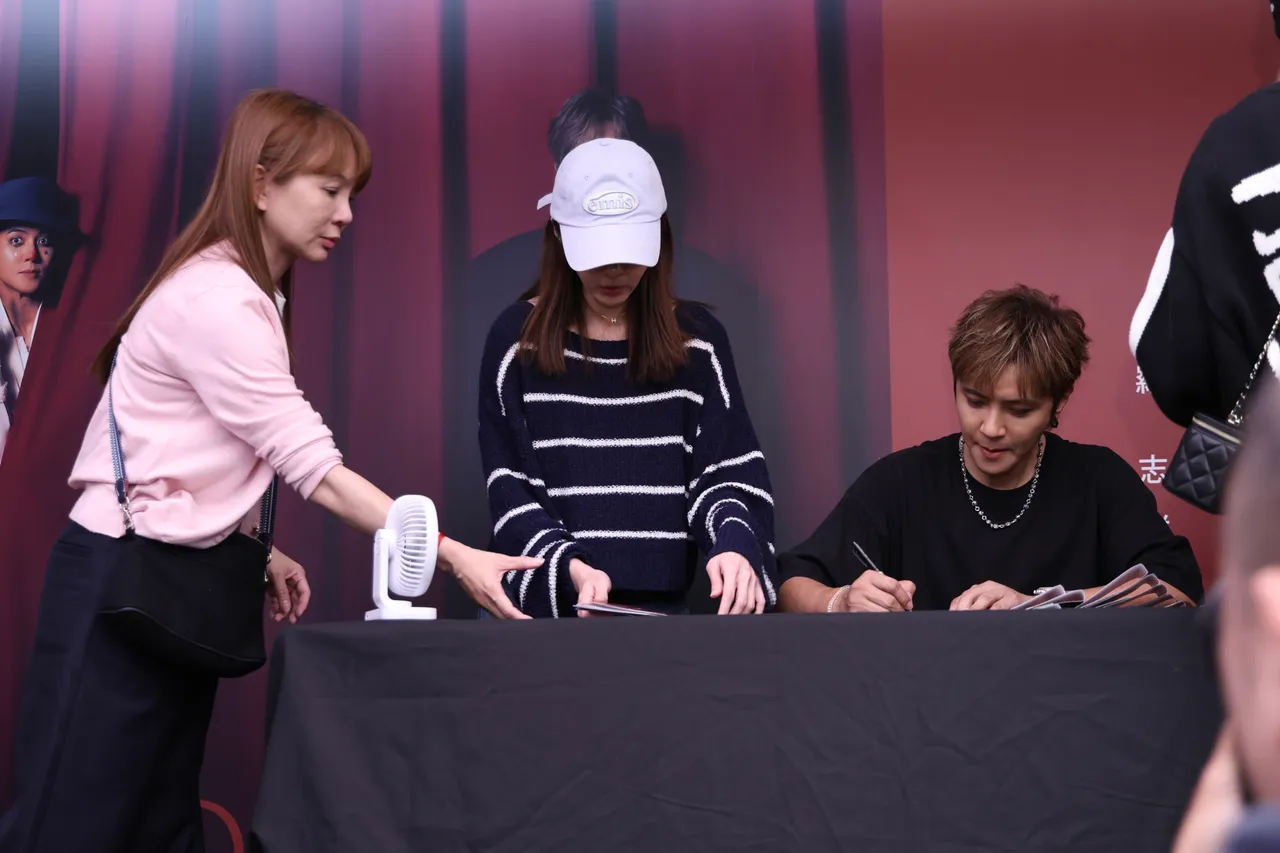 罗志祥今表示，绝不会跟经纪人小霜(左一)结婚。彭欣伟摄