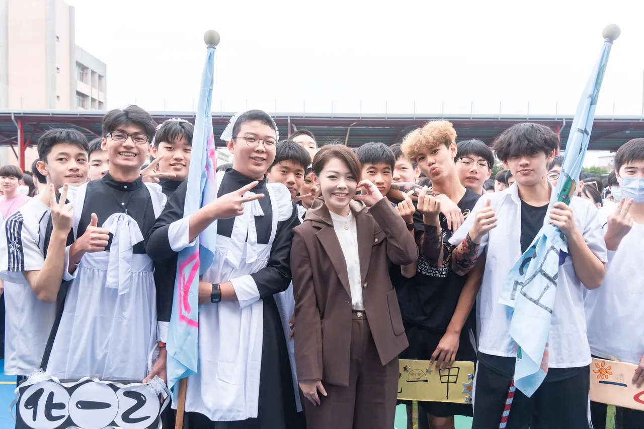 高虹安与学子们互动。新竹市府提供