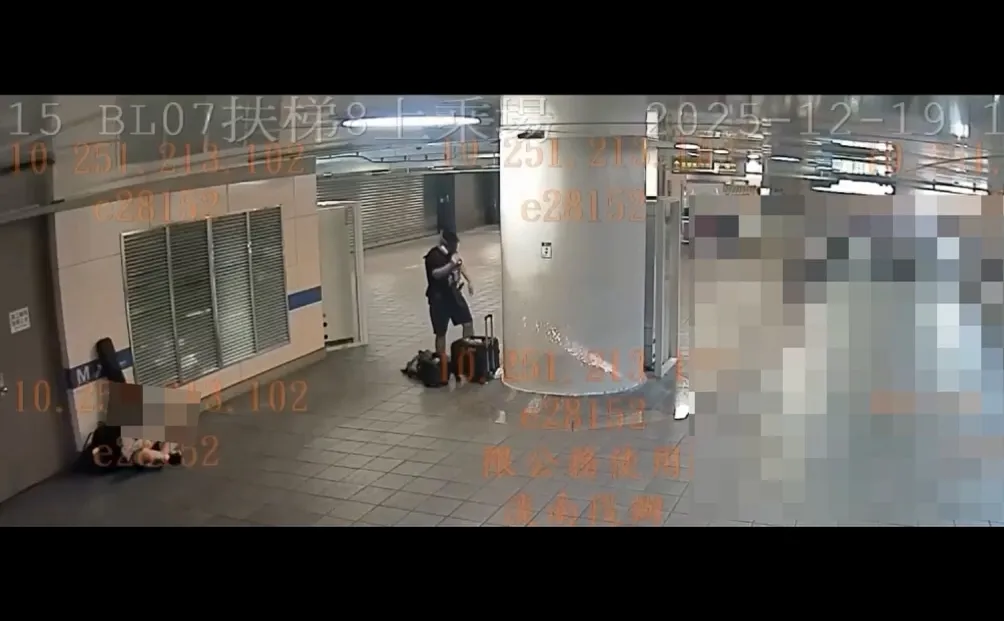 张文在台北车站丢掷烟雾弹。翻摄画面