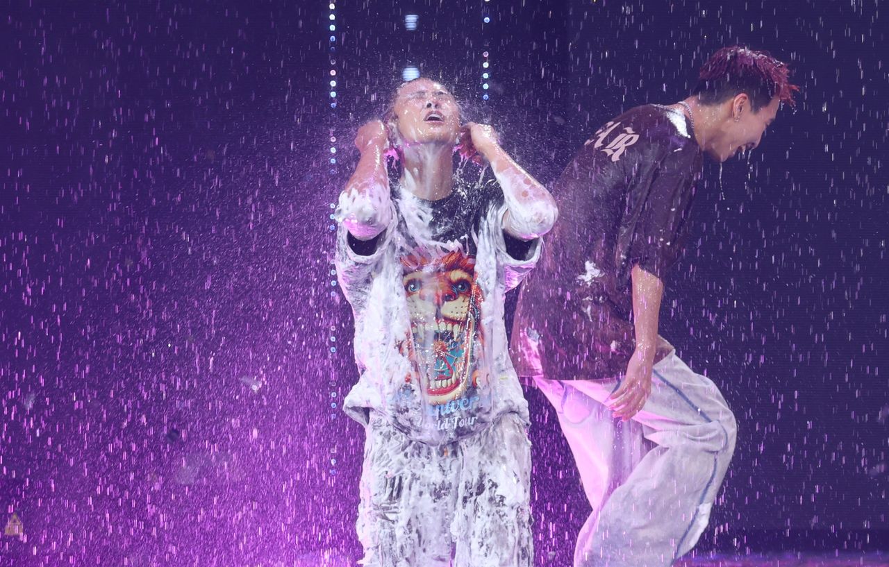 羅志祥攻蛋大玩「泡泡浴」 演唱會第一人!當眾濕身洗澡春光外洩