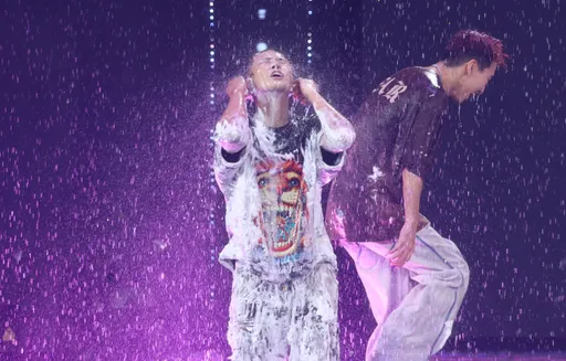 罗志祥攻蛋大玩「泡泡浴」　演唱会第一人！当众湿身洗澡春光外泄