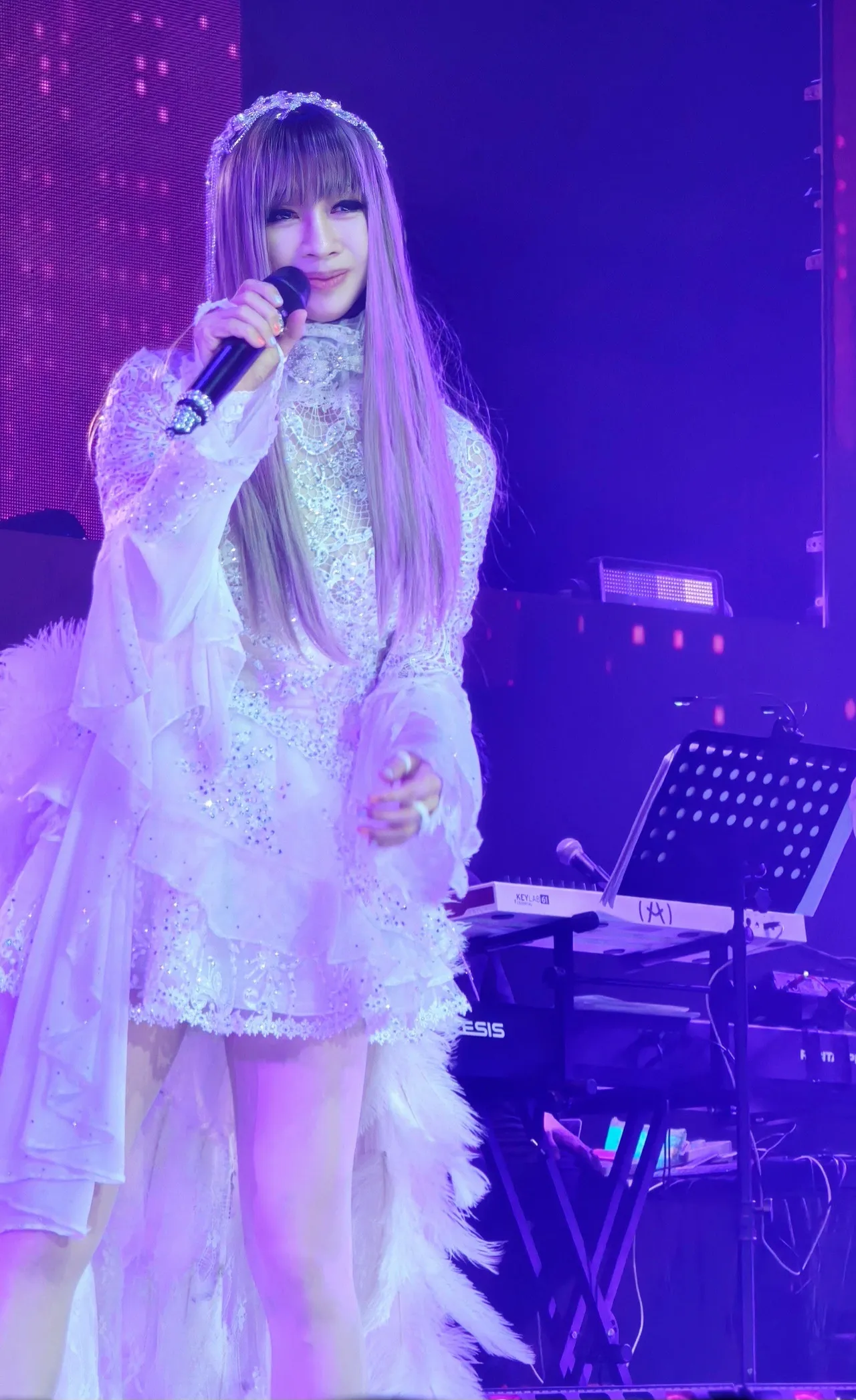 钟洁希深情款款地演绎歌曲。星音符制作提供