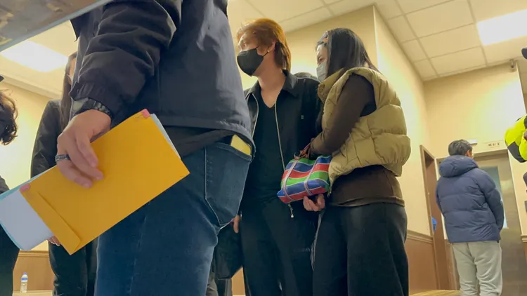 曹西平乾兒子Jeremy（右二）離開法醫解剖室，友人安慰，他感傷落淚。特勤中心攝