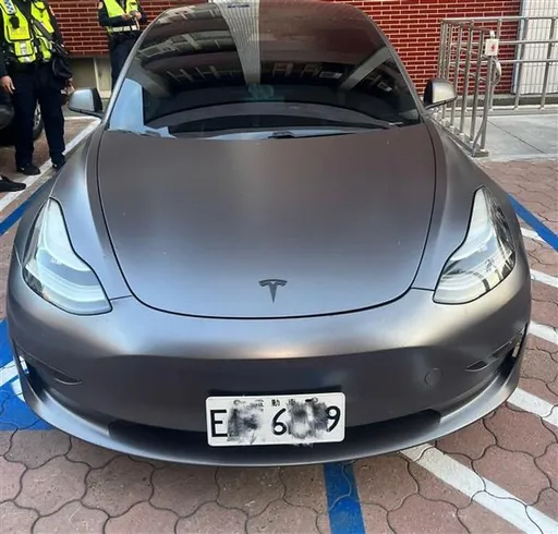 特斯拉悬挂伪造车牌被查获　车内搜出K他命！毒驾送办