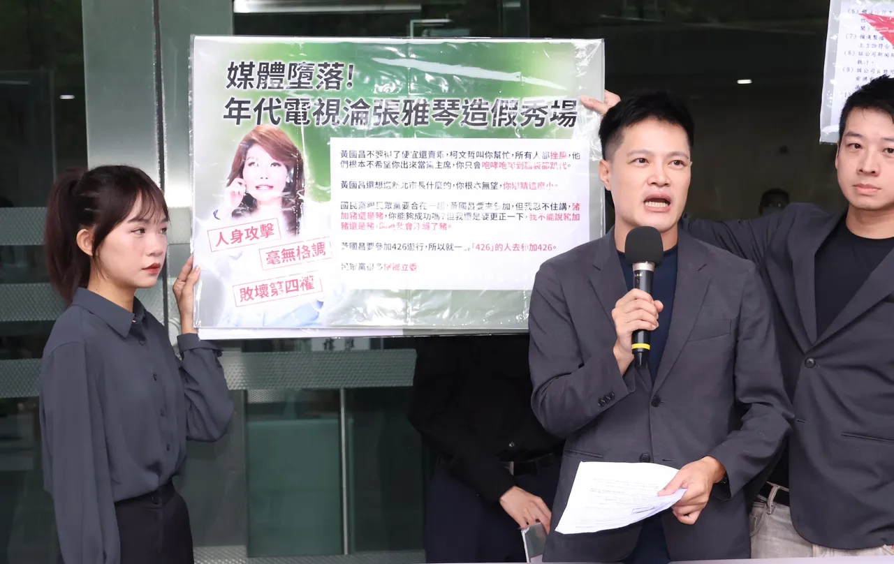 民众党社发部主任张清俊（中）。庄宗达摄