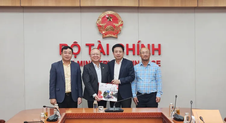 天逸集团董事长温峰泰（左2）与越南财政部副部长胡士雄举行会谈。翻摄天逸集团脸书