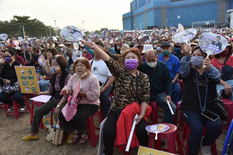 許智傑21日在鳳山舉行大型造勢。翻攝畫面