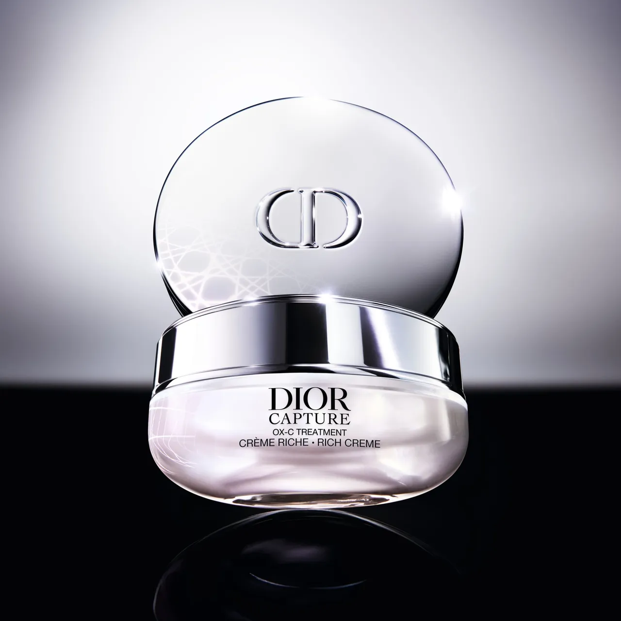 Dior逆时活氧胶原特润霜，50ml／4400元、填装瓶3700元。品牌提供