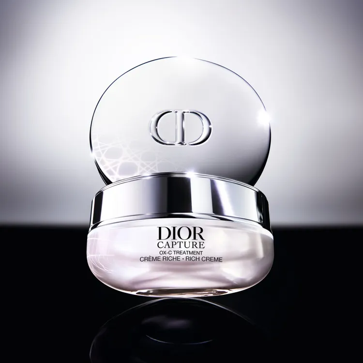 Dior逆時活氧膠原特潤霜，50ml／4400元、填裝瓶3700元。品牌提供