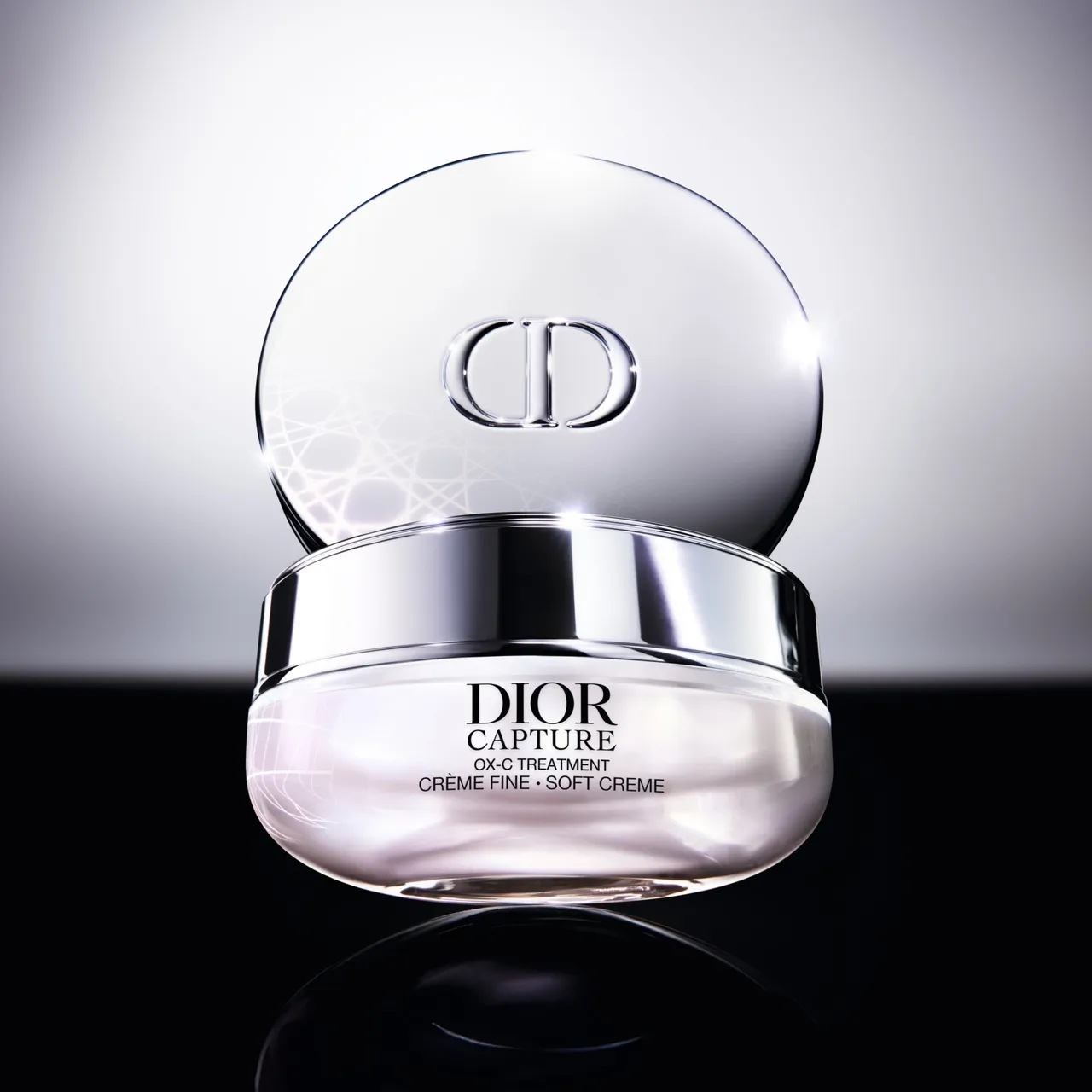 Dior逆时活氧轻质乳霜，50ml／4400元、填装瓶3700元。品牌提供