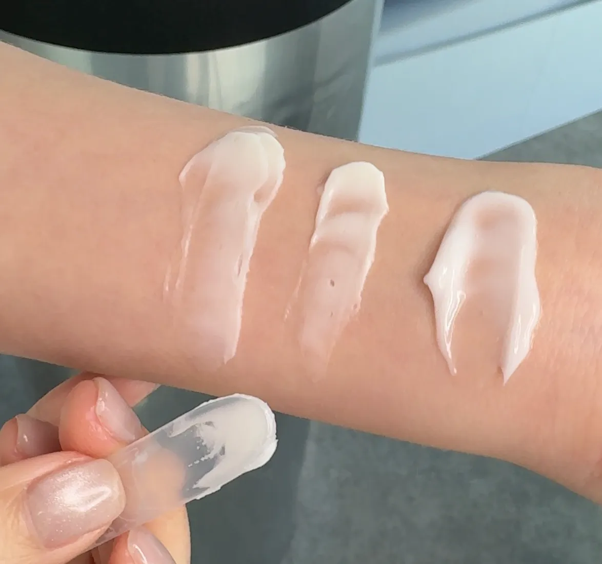 右起依序为逆时活氧轻质乳霜、逆时活氧胶原特润霜、逆时活氧胶原晚霜质地。张家玲摄