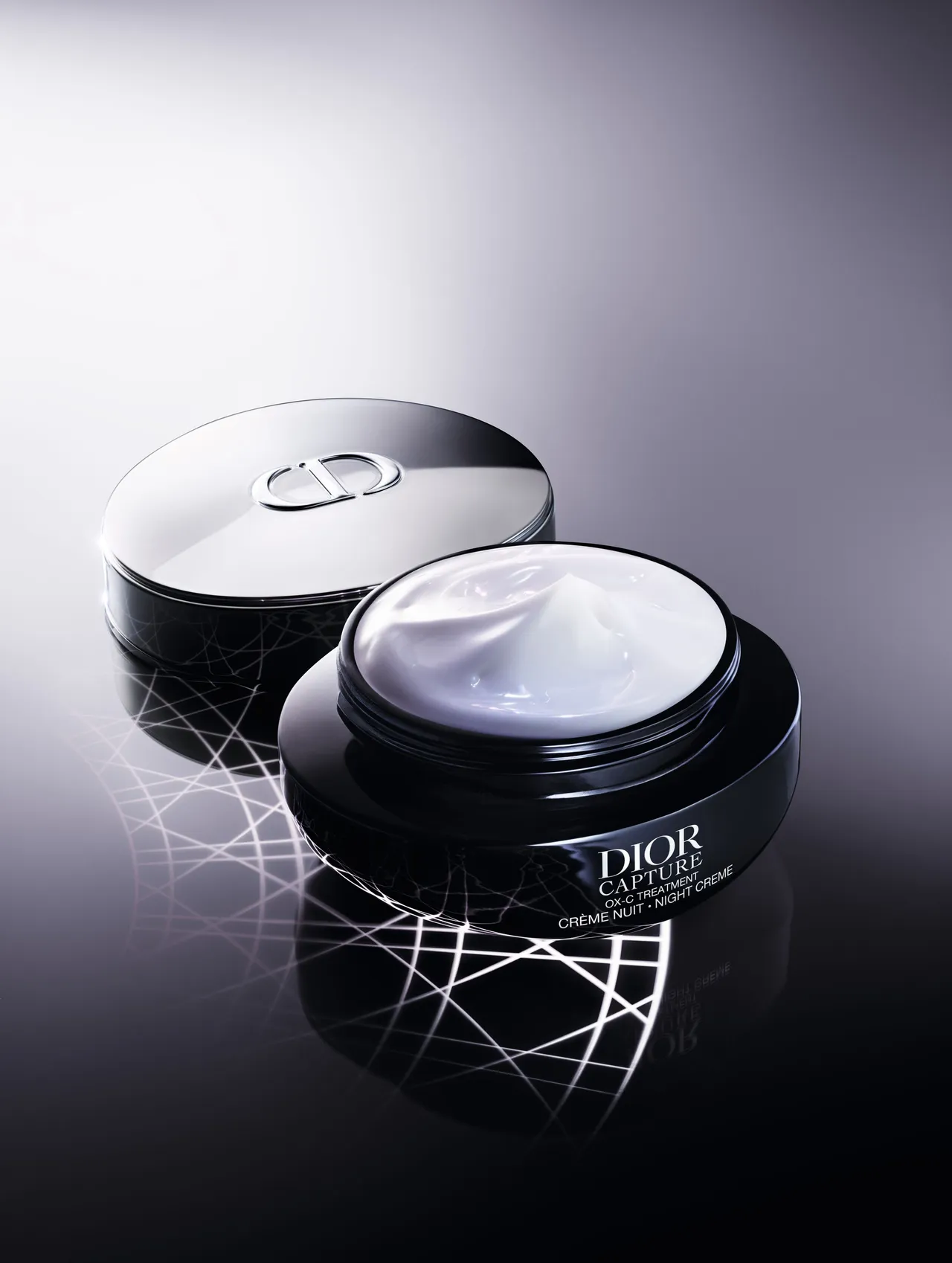 Dior逆时活氧胶原晚霜，50ml／5100元、填装瓶4300元。品牌提供