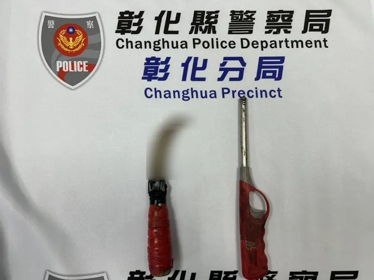 警方在郭男身上起獲鐮刀及點火槍。民眾提供