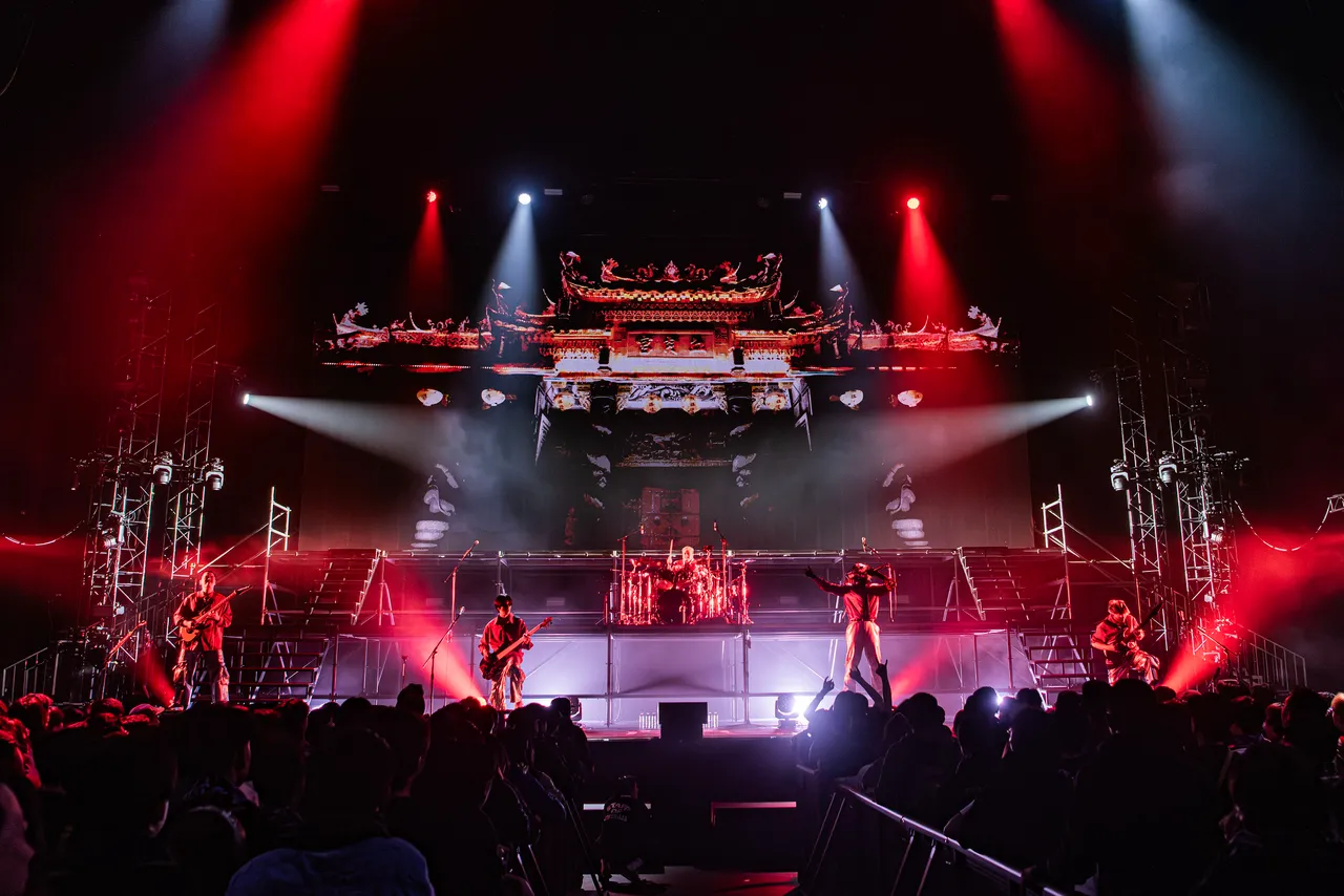 血肉果汁机打造三层楼高的招牌舞台「血肉宫」。血肉果汁机提供