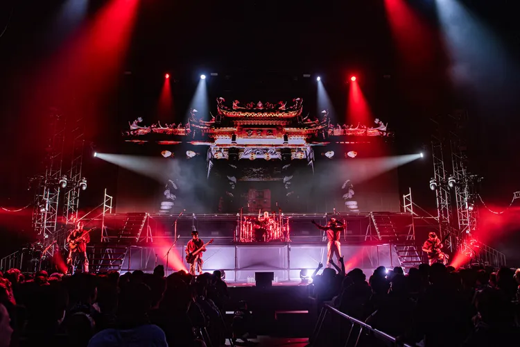 血肉果汁機打造三層樓高的招牌舞台「血肉宮」。血肉果汁機提供