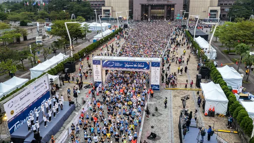 2025臺北馬拉松2.8萬名跑者順利完賽　國內組施育佐封王張芷瑄首度封后