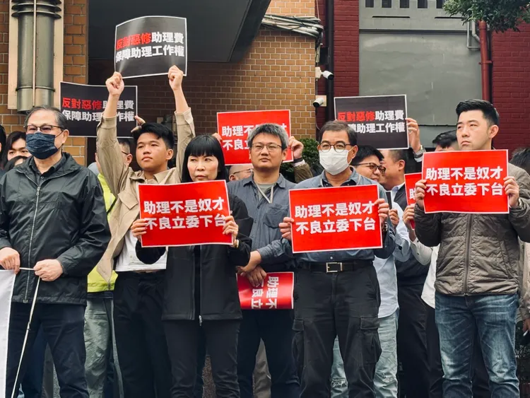 助理聚立院抗议，要求撤案的连署发起人不同意协商共识。邱筠媜摄