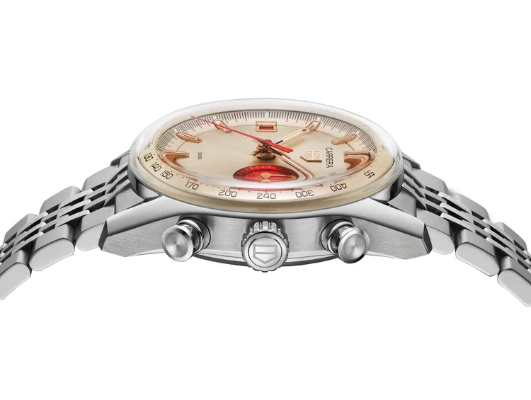 TAG Heuer Carrera馬年限量版計時腕錶，39mm，拋光精細磨砂精鋼錶殼，香檳色太陽放射紋錶盤，精鋼七珠鍊帶，Calibre TH20-07自動上鍊機芯，動力儲存80小時，防水深度100米，限量250只，25萬3700元。品牌提供