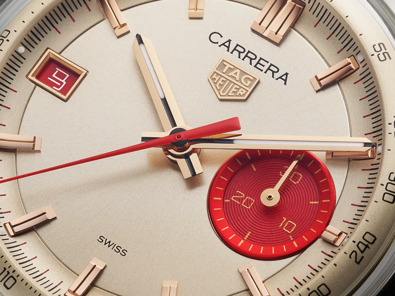 9點鐘位置的日期窗以一個簡練的「馬」字取代數字「7」。品牌提供