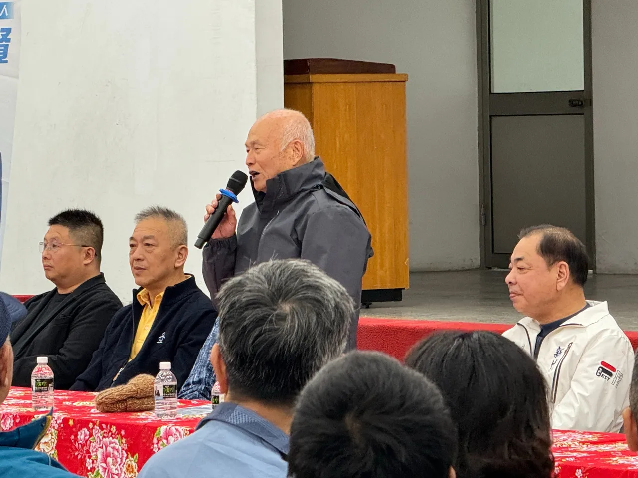 前竹北市长叶芳雄、何淦铭等人同台力挺陈见贤。陈见贤团队提供