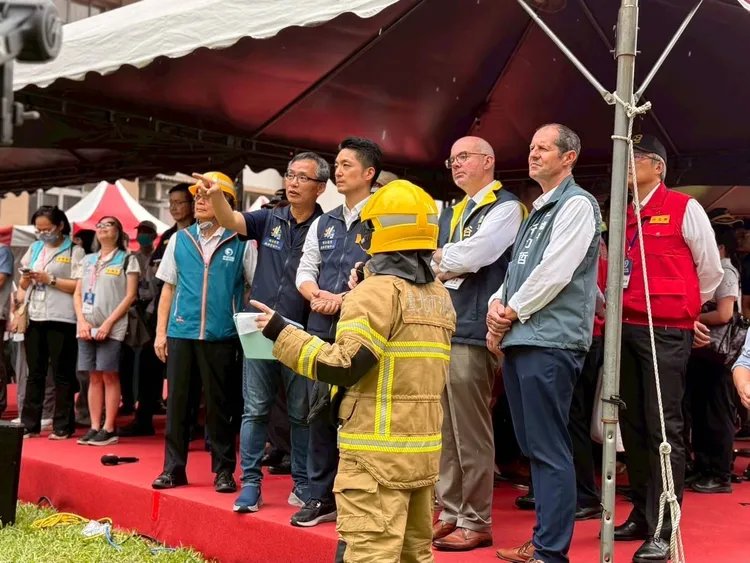 蔣萬安與消防局。翻攝畫面