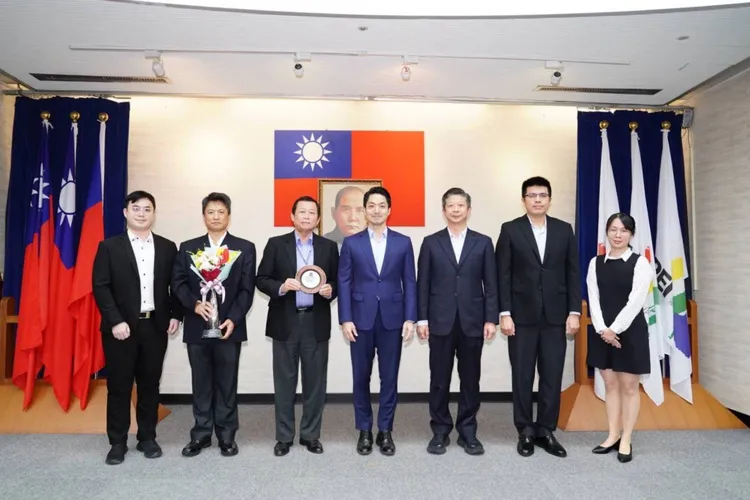 奖万安带领市府团队三周年。翻摄画面