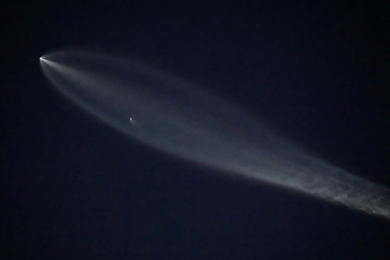 SpaceX的猎鹰九号火箭发射多枚Starlink卫星上太空。美联社资料照片