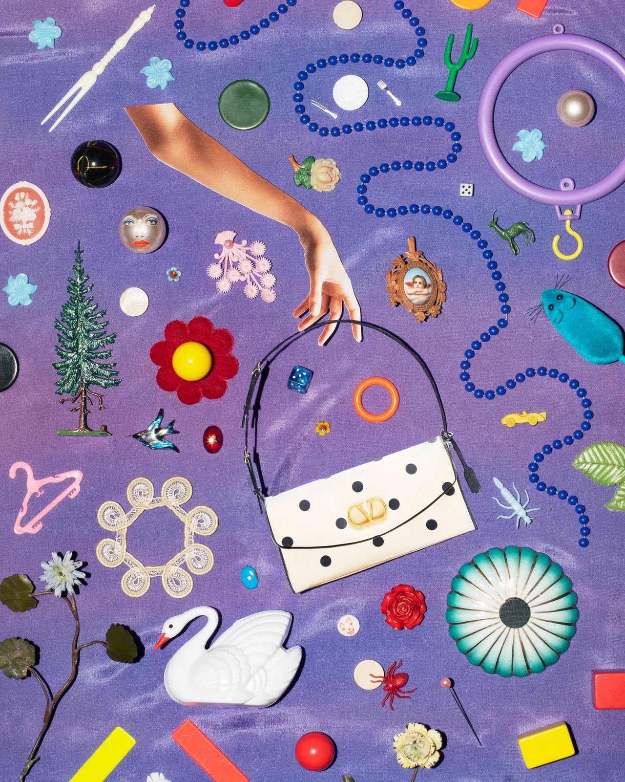 Valentino携手国际艺术家，将DeVain包款化身为数位作品的主角。品牌提供