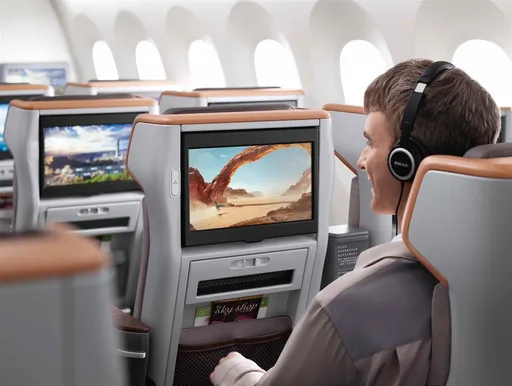 国航全新机上服务！15种视角飞行地图看「驾驶舱」　米其林餐点亮相