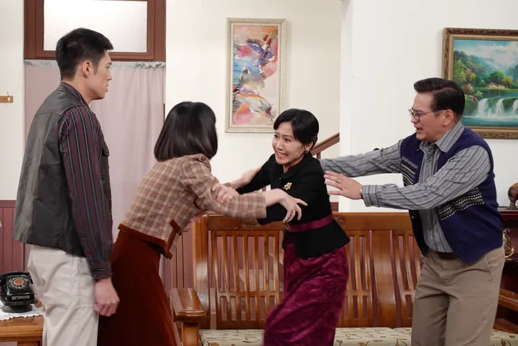 陳婉婷(右2)宛如賽亞人變身，怒氣值滿點。台視提供