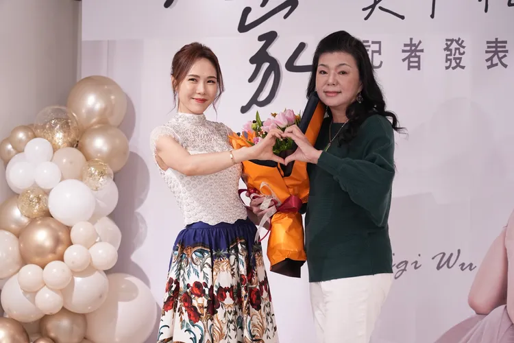 吳申梅（左）與MV飾演媽媽的呂俍慧開心合影。彭欣偉攝