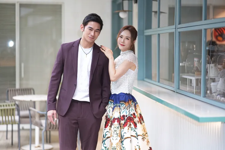 吴申梅（右）今为新歌《外家》亮相宣传，MV中的老公亮哲到场助阵。彭欣伟摄