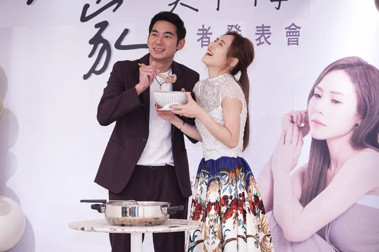 亮哲（左）被虧補氣是催生，逗笑吳申梅。彭欣偉攝