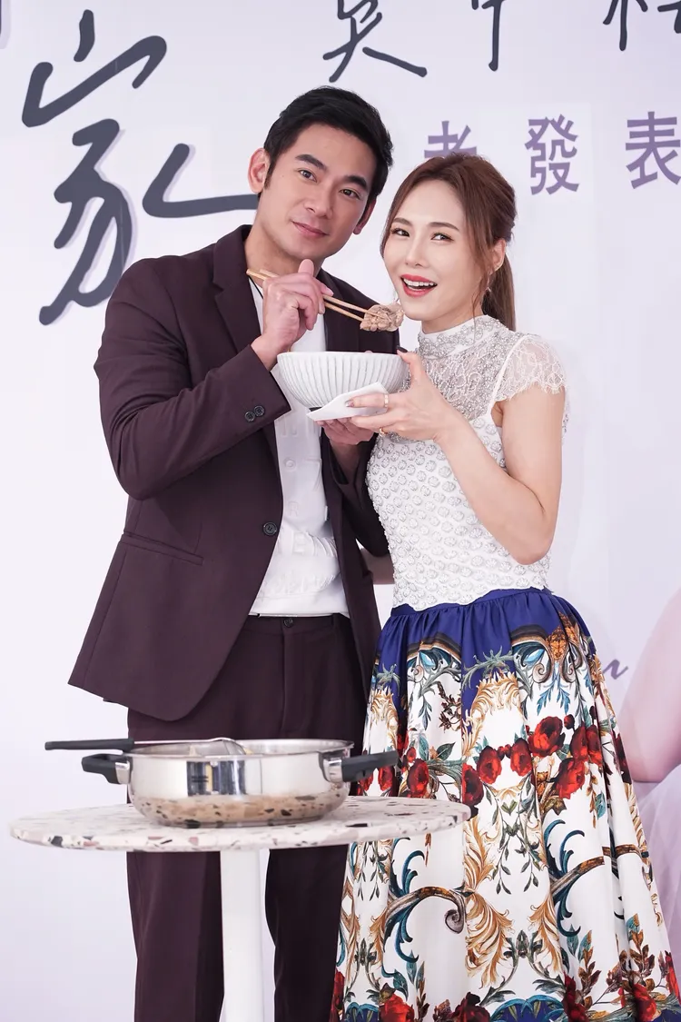 廚藝精湛的亮哲（左）特別送上麻油雞給吳申梅補氣。彭欣偉攝