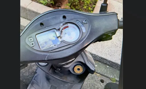 永和这社区外墙磁砖剥落砸车　以为被人砸车！他怒报案才知真相