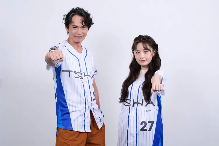 黃鐙輝（左）和若潼主持的啦啦隊實境養成節目《菜鳥仔 NICE PLAY》。公視台語台提供