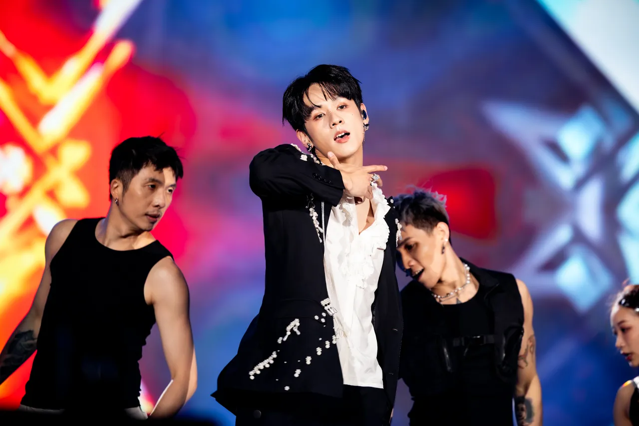 洪暐哲身穿闪亮钻石造型礼服演唱。年代提供