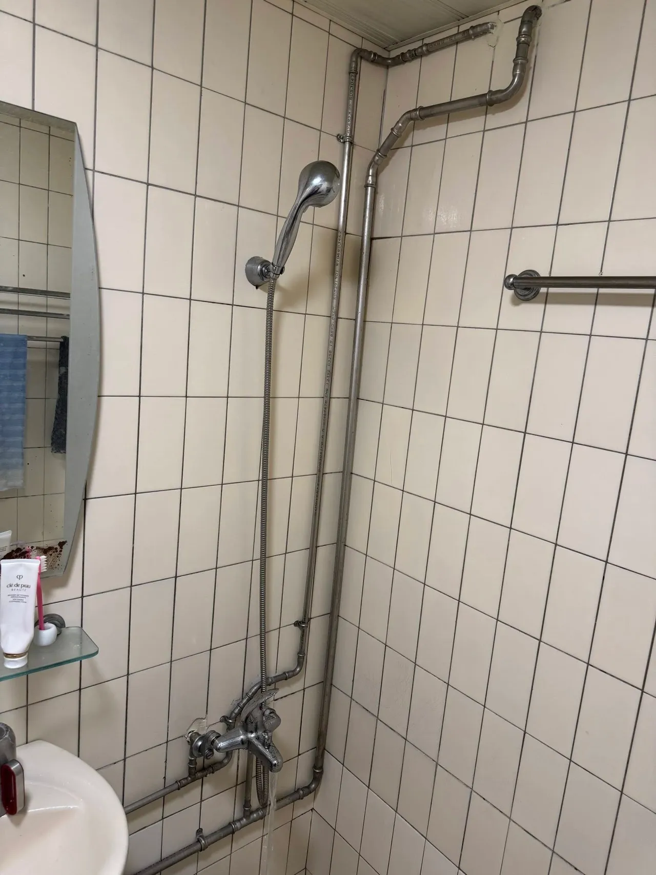 朱头皮家中浴室水管是明管，没藏在墙里。翻摄朱约信脸书