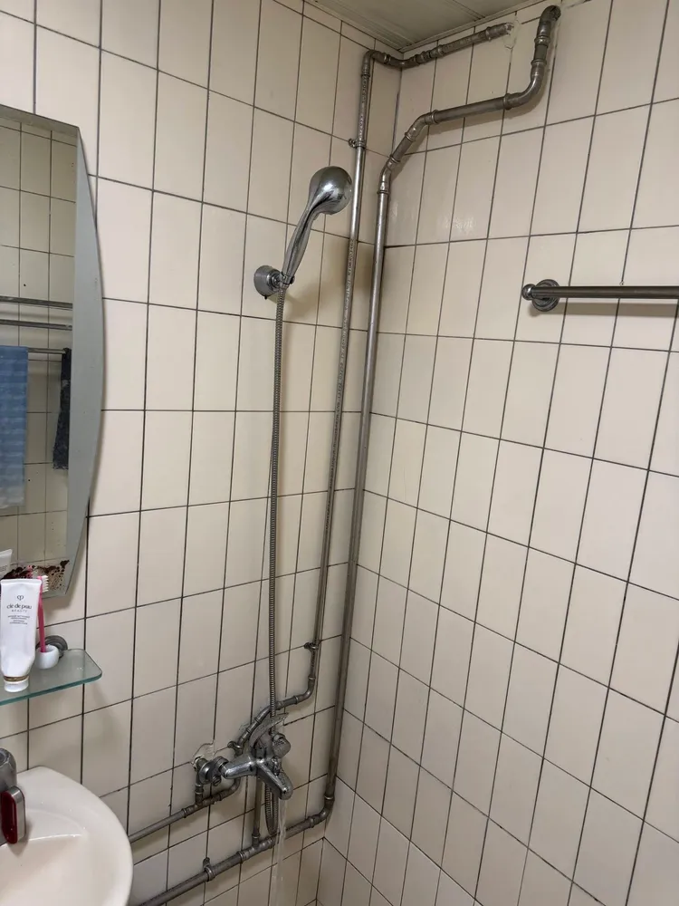 朱頭皮家中浴室水管是明管，沒藏在牆裡。翻攝朱約信臉書